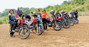 Celebre el Día Internacional de la Mujer 2026 con ciclistas explorando terrenos