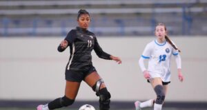 Los padres dicen que se debe hacer más para proteger a las adolescentes de los desgarros del LCA