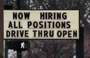 Los empleadores estadounidenses eliminaron 92.000 puestos de trabajo el mes pasado a medida que aumenta la tasa de desempleo