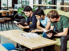 Aquí están los libros de autoras que leen los hombres indios