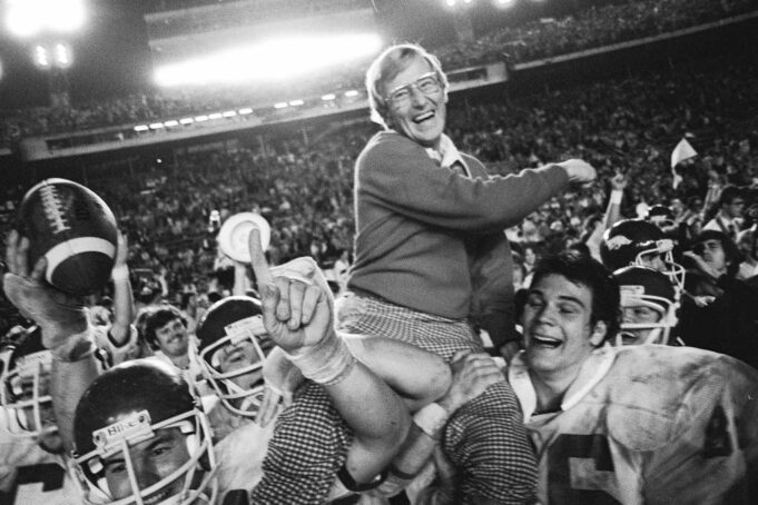 Muere el famoso entrenador de fútbol americano universitario Lou Holtz a los 89 años