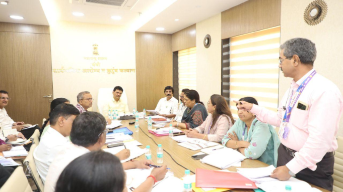 El Ministro de Salud de Maharashtra ordena la rápida finalización de los proyectos hospitalarios