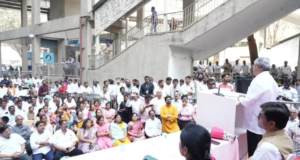 Los viajeros del metro de Pune obtienen un servicio de alimentación de rickshaw compartido en la estación SNDT