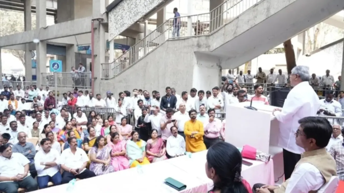 Los viajeros del metro de Pune obtienen un servicio de alimentación de rickshaw compartido en la estación SNDT