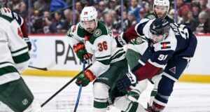 Nazem Kadri acaba de hacer sonreír a la estrella de Avs, Nathan MacKinnon, como si fuera 2022