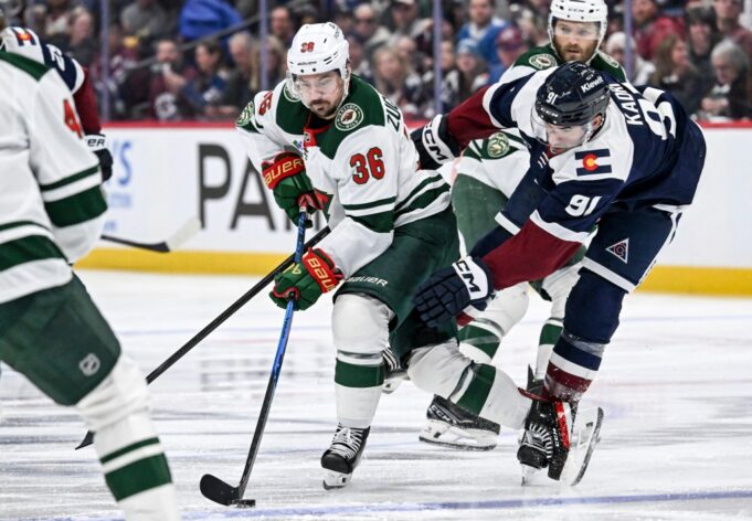 Nazem Kadri acaba de hacer sonreír a la estrella de Avs, Nathan MacKinnon, como si fuera 2022
