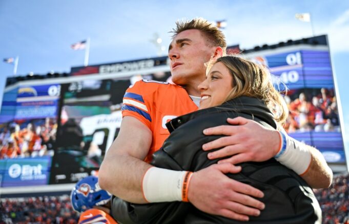 El mariscal de campo de los Broncos, Bo Nix, y su esposa Izzy Nix dan la bienvenida a su primer hijo