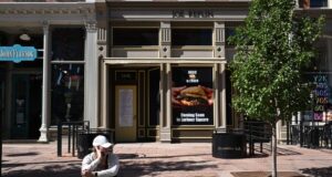 Los restaurantes de Denver luchan contra el aumento de los costos, los permisos y la falta de vivienda, según una encuesta