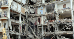 Irán apunta a Israel y las naciones del Golfo mientras Donald Trump señala avances en las conversaciones