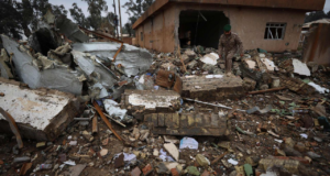 Los restos de misiles interceptados matan a dos personas en los Emiratos Árabes Unidos, según informes