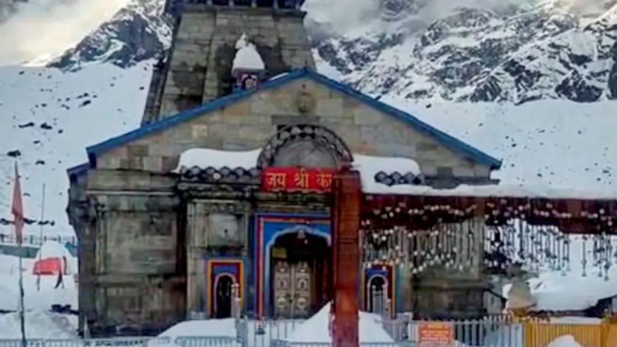 Fuertes nevadas cubren Kedarnath Dham bajo 3-4 pies de nieve espesa