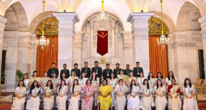 Droupadi Murmu insta a los funcionarios a impulsar un crecimiento inclusivo a través de resultados políticos