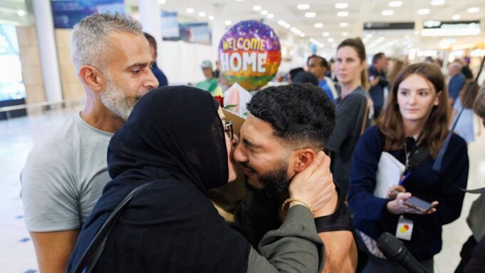 El primer vuelo australiano de repatriación llega al aeropuerto de Sídney