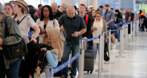 Donald Trump desplegará agentes de ICE en aeropuertos por problemas de financiación