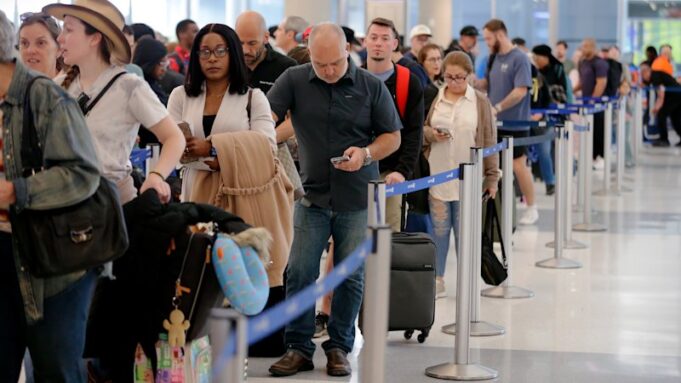 Donald Trump desplegará agentes de ICE en aeropuertos por problemas de financiación