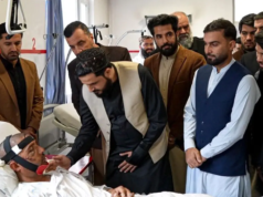 Jugadores de críquet afganos visitan a las víctimas y condenan las víctimas civiles tras los ataques aéreos