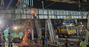 El ferrocarril desmantela la estructura del puente Prabhadevi de 100 años de antigüedad en un megabloque