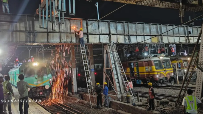 El ferrocarril desmantela la estructura del puente Prabhadevi de 100 años de antigüedad en un megabloque