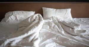 Problemas comunes y consejos de expertos para parejas que comparten cama