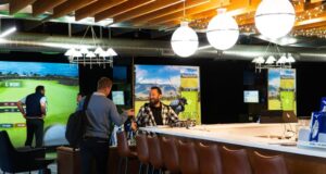 Espacio de coworking con simuladores de golf que agrega una segunda ubicación en Denver