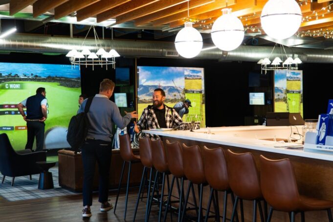 Espacio de coworking con simuladores de golf que agrega una segunda ubicación en Denver