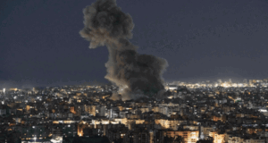 Buque de guerra iraní IRIS Dena hundido por torpedo estadounidense; La acción de Trump en Medio Oriente continuará después de que los republicanos bloqueen la moción para la votación del Congreso de los Estados Unidos; Continúan los vuelos de repatriación a Australia