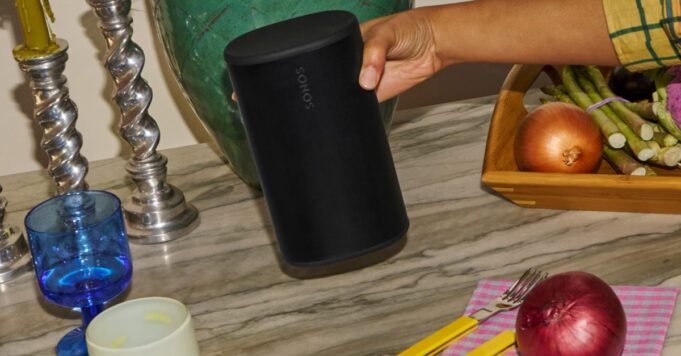 Sonos vuelve a fabricar altavoces con el Play portátil de 300 dólares y un Era 100 SL más económico