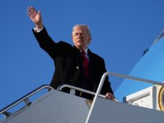 Donald Trump insiste en que Irán quiere un acuerdo mientras más tropas estadounidenses se dirigen a Oriente Medio
