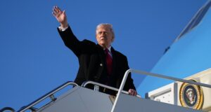 Donald Trump insiste en que Irán quiere un acuerdo mientras más tropas estadounidenses se dirigen a Oriente Medio