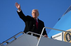 Donald Trump insiste en que Irán quiere un acuerdo mientras más tropas estadounidenses se dirigen a Oriente Medio