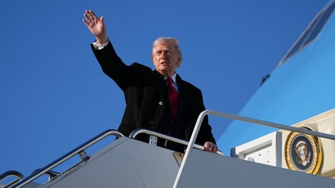 Donald Trump insiste en que Irán quiere un acuerdo mientras más tropas estadounidenses se dirigen a Oriente Medio