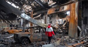 Los riesgos de escalada aumentan a medida que Estados Unidos prepara tropas terrestres y los hutíes de Yemen atacan a Israel