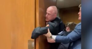 Le rompen el brazo a un veterano mientras protestaba en el Congreso