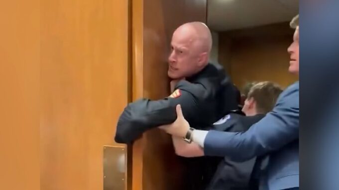 Le rompen el brazo a un veterano mientras protestaba en el Congreso