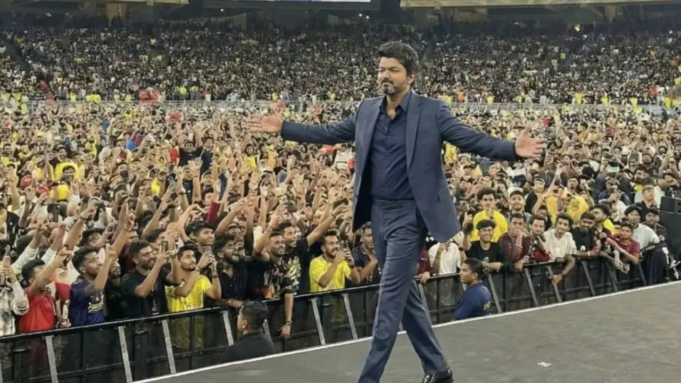 Los fanáticos de Vijay se reúnen en Mumbai mientras asiste al baby shower de la esposa de Atlee