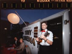 Conozca a Davey B. Gravey, el proyeccionista de cine detrás de Tiny Cinema