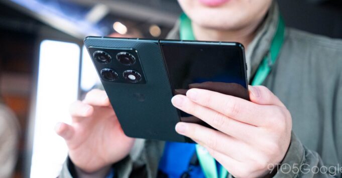 Gorilla Glass Ceramic 3 sobrevive a años de caídas y comienza en Razr Fold