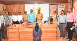 Mumbai: El marido empuja a su esposa a hacer funcionar el tren después de una disputa en Mulund, detenida