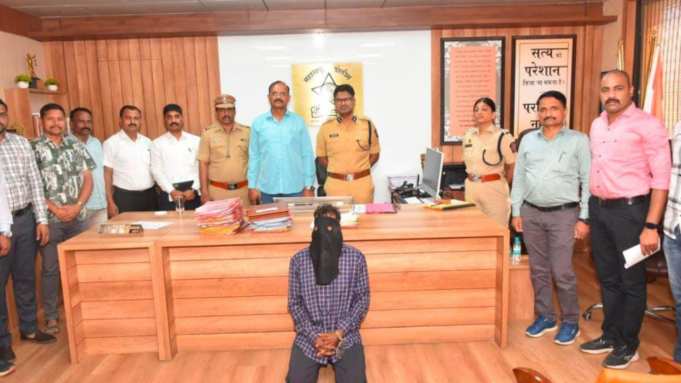 Mumbai: El marido empuja a su esposa a hacer funcionar el tren después de una disputa en Mulund, detenida
