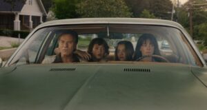 Anne Hathaway y David Robert Mitchell