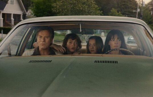 Anne Hathaway y David Robert Mitchell