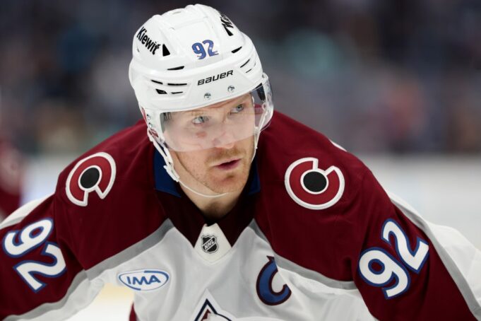 El capitán de Avalanche, Gabe Landeskog, estará fuera semana tras semana por lesión