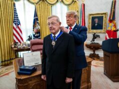 Lou Holtz, quien dirigió a la invicta Notre Dame hasta conseguir un título, muere a los 89 años