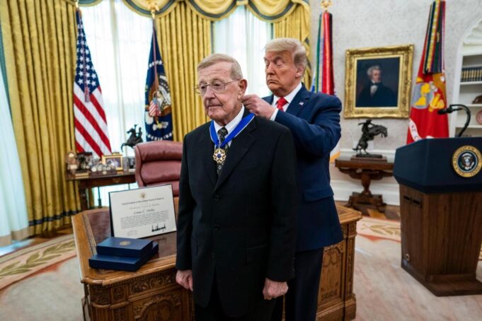 Lou Holtz, quien dirigió a la invicta Notre Dame hasta conseguir un título, muere a los 89 años