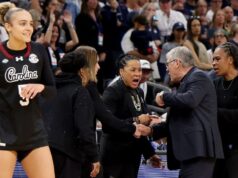 Geno Auriemma necesita ser mejor que las extrañas acciones posteriores al juego contra Carolina del Sur