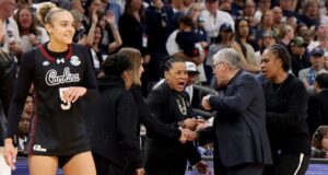 Geno Auriemma necesita ser mejor que las extrañas acciones posteriores al juego contra Carolina del Sur