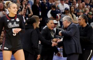 Geno Auriemma necesita ser mejor que las extrañas acciones posteriores al juego contra Carolina del Sur
