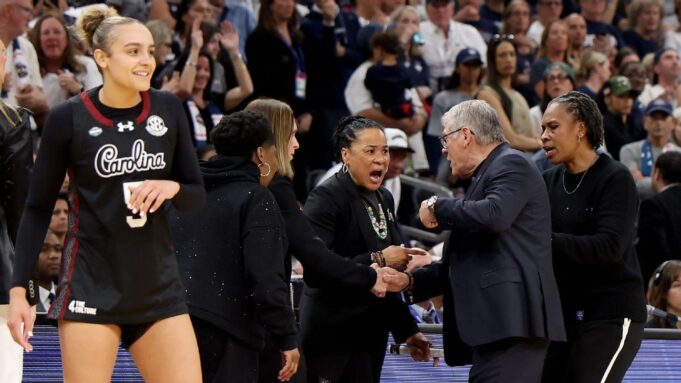 Geno Auriemma necesita ser mejor que las extrañas acciones posteriores al juego contra Carolina del Sur