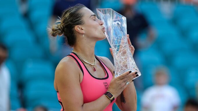 Sabalenka supera a Gauff en 3 sets para capturar el título del Miami Open