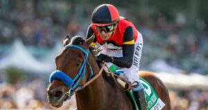 Mike Smith monta a So Happy hacia la victoria en el Derby de Santa Anita